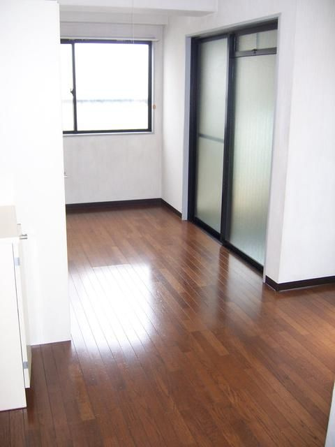 チノビルの洋室