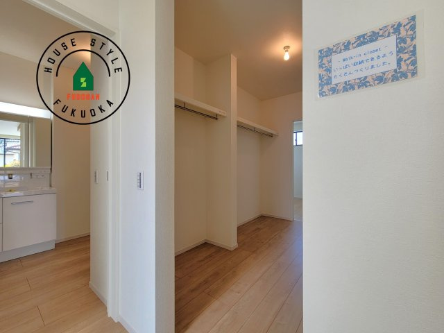 古賀市千鳥6丁目第2-3棟(3号棟）の内観：施工例|洋服や大きな荷物が多い方や人数の多いご家族などは、一般的なクローゼットよりもウォークインクローゼットのほうが使い勝手が良いです。