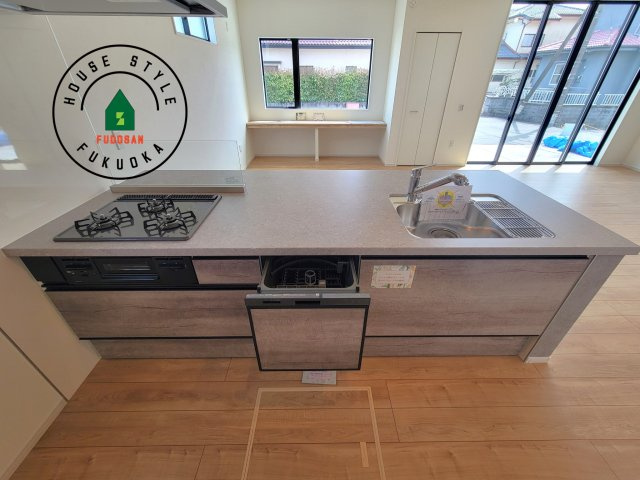 古賀市千鳥6丁目第2-3棟(3号棟）の内観：施工例|ご家族を近くに感じられる対面キッチンのLDK。会話もはずみそうですね。