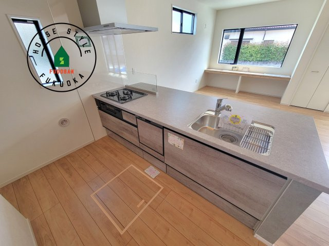 古賀市千鳥6丁目第2-3棟(3号棟）の内観：施工例|ダイニングテーブルへの配膳がラクラク、お料理はかどるカウンター付きシステムキッチン！