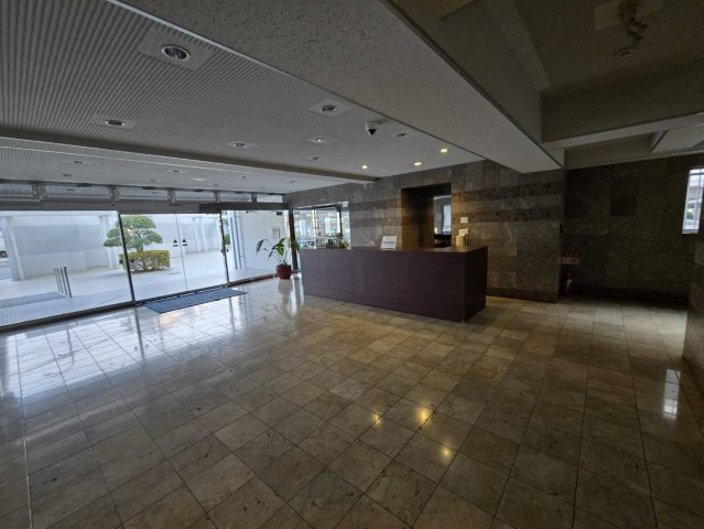 ロワールマンション西公園ビューA棟のエントランス