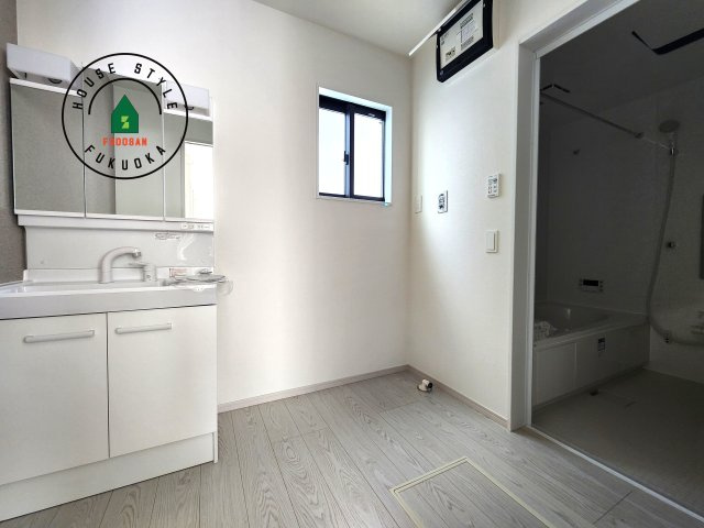 S・粕屋町若宮2丁目第4-2棟（1号棟）の脱衣所|ゆとりの洗面スペースで朝の身支度もスムーズに。暮らしを快適に変えるシャワー付洗面台です！