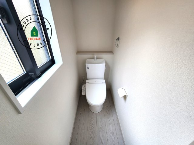 S・粕屋町若宮2丁目第4-2棟（1号棟）のトイレ|温水洗浄便座を完備しております。2ヶ所にトイレがあるのは朝の慌ただしい時間も安心です。