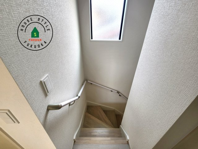 S・粕屋町若宮2丁目第4-2棟（1号棟）の内装|階段からも明るい光が入ります。採光や通風も階段の重要な役割です。