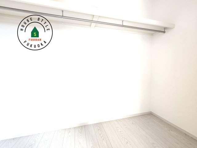 S・粕屋町若宮2丁目第4-2棟（1号棟）の収納|洋服や大きな荷物が多い方や人数の多いご家族などは、一般的なクローゼットよりもウォークインクローゼットのほうが使い勝手が良いです。