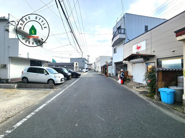S・粕屋町若宮2丁目第4-2棟（1号棟）の前面道路含む現地写真|前面道路は閑静な住宅地をはしる車通りの少ない道路。お車の出し入れが苦手なママや小さなお子様にも安心ですね。しっかり舗装もされているので、ベビーカーや自転車で通っても快適に通行できます。