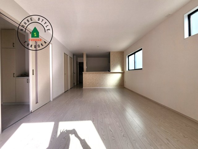 S・粕屋町若宮2丁目第4-2棟（1号棟）の居間・リビング|ご家族を近くに感じられる対面キッチンのLDK。会話もはずみそうですね。