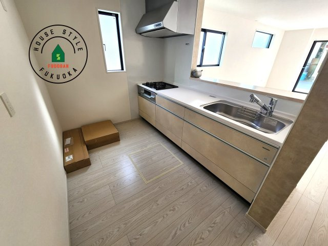 S・粕屋町若宮2丁目第4-2棟（1号棟）のキッチン|ダイニングテーブルへの配膳がラクラク、お料理はかどるカウンター付きシステムキッチン！