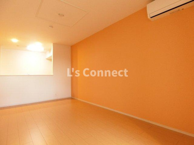 【居間・リビング】 | ソラーナⅡ | アクセントクロス仕様のＬＤＫ。