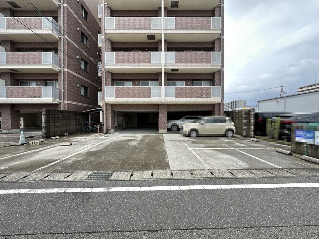 グレイス北久保の駐車場