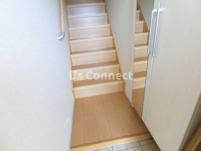 【玄関】 | ソラーナ | 背の高い下駄箱には鏡付きで身だしなみチェック。