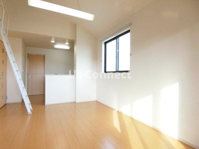 【居間・リビング】 | ソラーナ | 角部屋で２面に窓があります。