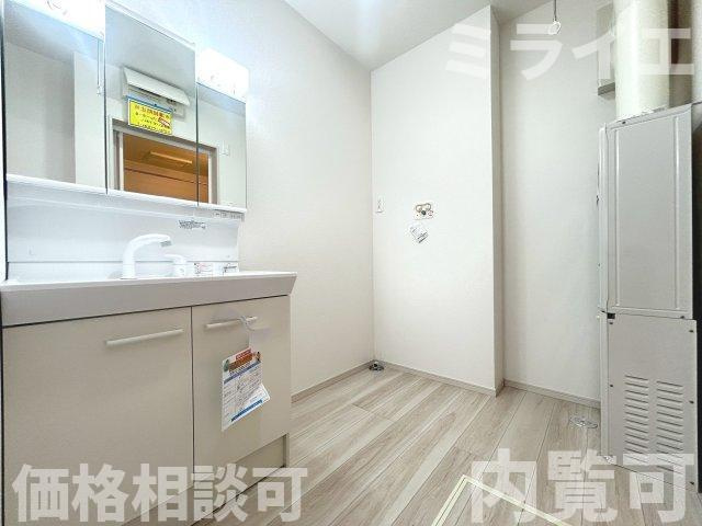 【新築戸建】札幌市東区北46条東14丁目2棟の独立洗面台|広範囲を映すだけではなく、両サイドのミラー裏に収納棚を設け、洗面道具をスッキリ収納できる三面鏡タイプを採用しています。
同仕様物件