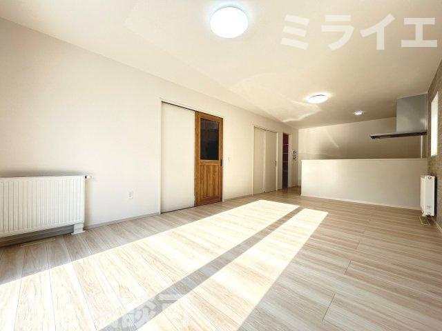 【新築戸建】札幌市東区北46条東14丁目2棟の居間・リビング|リビングが見渡せる対面キッチンを採用。
同仕様物件