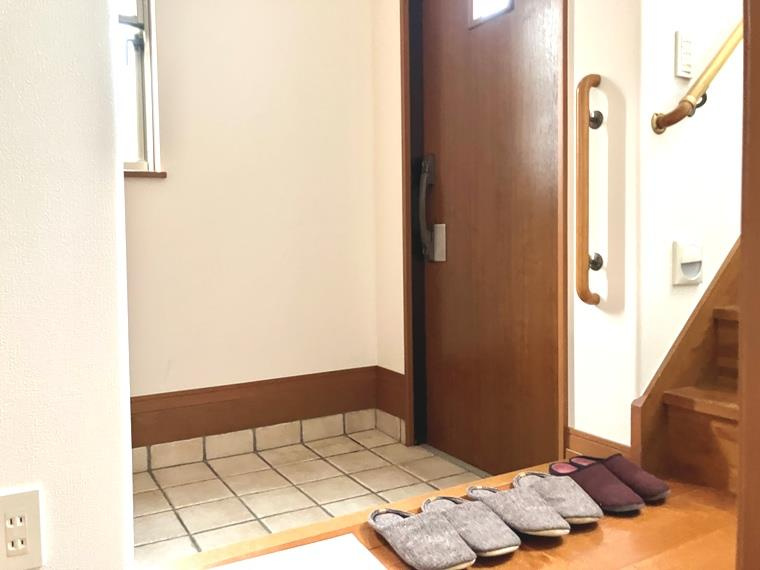 上用賀戸建の玄関