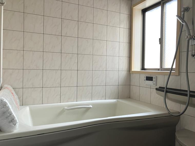 上用賀戸建の浴室