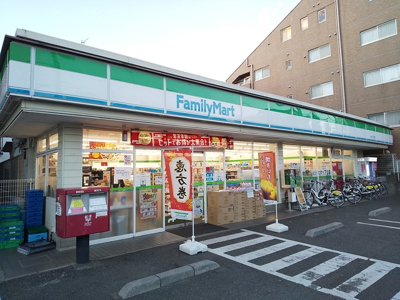 ファミリーマート桜川三丁目店まで80ｍ