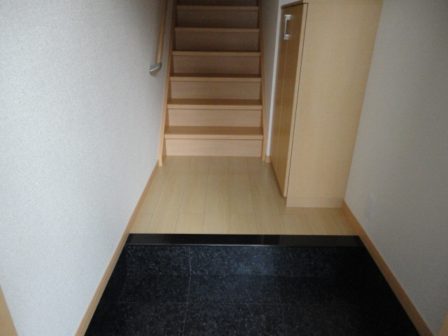 ピュアホワイトの玄関|玄関