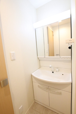 鏡付き洗面台で朝の準備もバッチリ☆