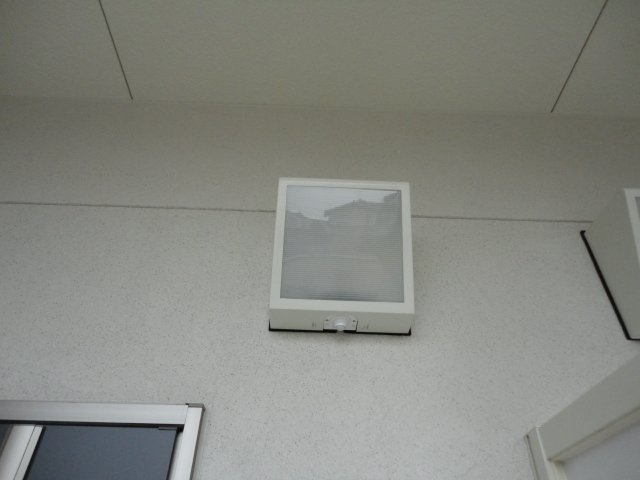 ピュアホワイトの玄関|センサー玄関灯