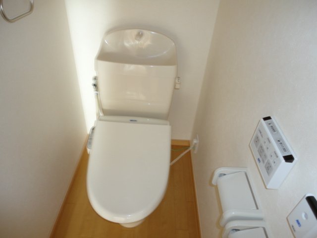 ピュアホワイトのトイレ|シャワー付トイレ