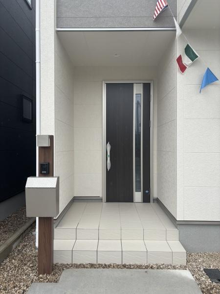 豊川市諏訪西町59期　全3棟・3号棟の玄関|訪れる人を心地よく迎え入れます。