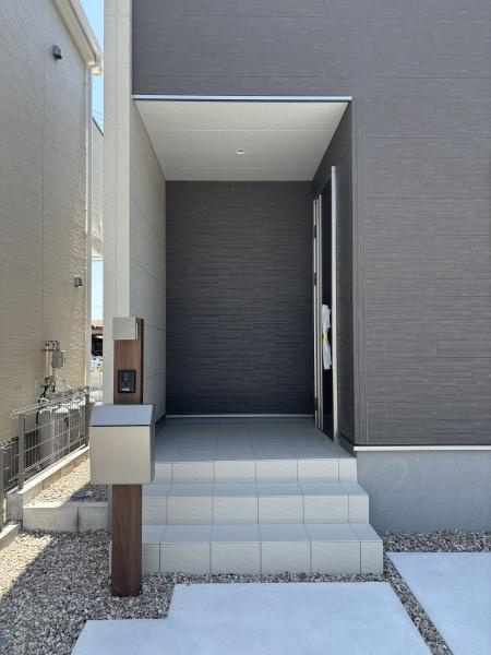 碧南第66照光町　全4棟・2号棟の玄関|訪れる人を心地よく迎え入れます。