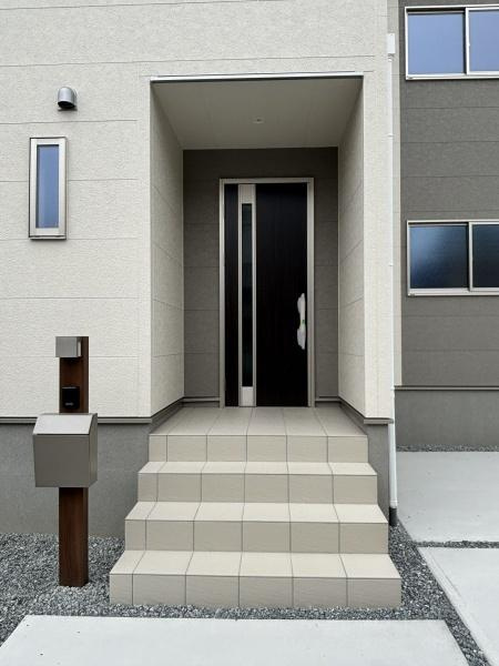 碧南第65尾城町　全6棟・1号棟の玄関|訪れる人を心地よく迎え入れます。