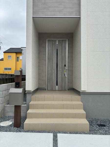 碧南第65尾城町　全6棟・4号棟の玄関|訪れる人を心地よく迎え入れます。