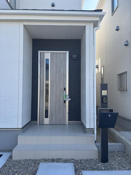 豊田市畝部東町2期　全2棟・B号棟の玄関|訪れる人を心地よく迎え入れます。