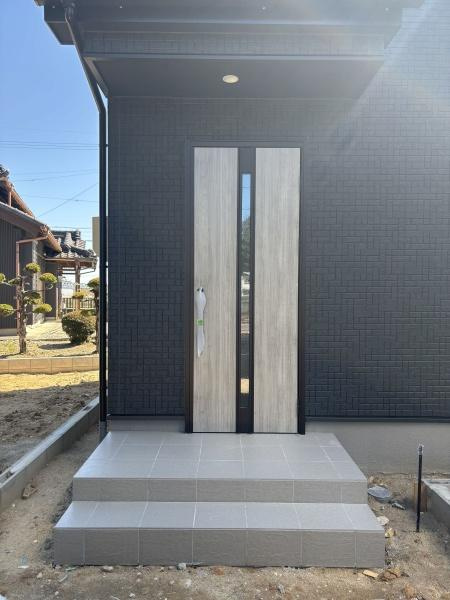 碧南市日進町2期　全3棟・2号棟の玄関|訪れる人を心地よく迎え入れます。