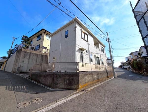 横浜市磯子区森６丁目の中古一戸建の前面道路含む現地写真