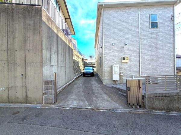 横浜市磯子区森６丁目の中古一戸建の駐車場