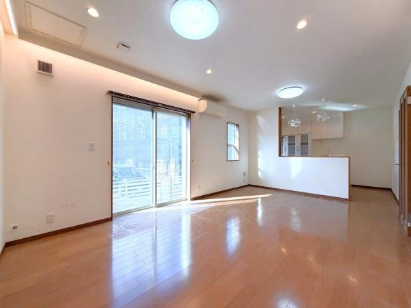 横浜市磯子区森６丁目の中古一戸建の居間・リビング