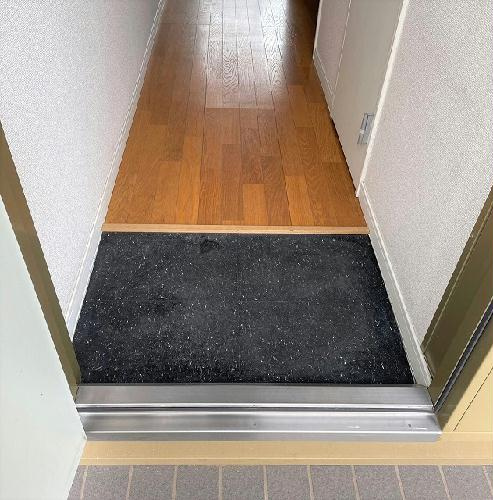 レオパレス四季の玄関