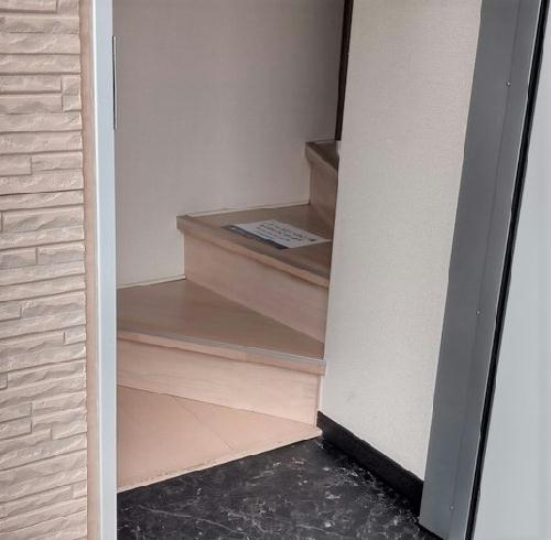 柏市弥生町のアパートの玄関