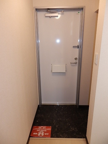 柏市弥生町のアパートの玄関