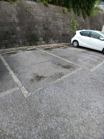 コーポ長島の駐車場|駐車場があるので、車を買う予定の方も安心です