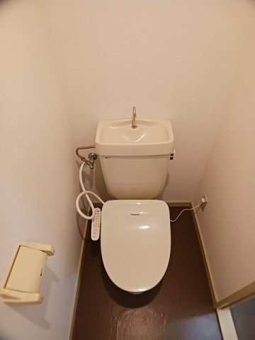 コーポ長島のトイレ|落ち着いた色調のトイレです
