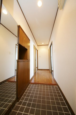 第七サワータウンの玄関|別部屋同間取りのお写真となります。参考にご覧くださいませ。