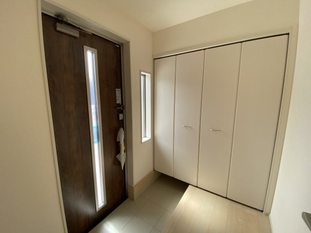 ご予約受付中！お早めに！　【新築建売住宅】　いわき市小名浜燈籠原　全10棟　3号棟の玄関|◆玄関の写真です◆
お洒落な玄関は気分が良いですね♪広々とした玄関になっております。　ご両親やお友達が来ても、靴の置き場に困ることはありません。収納力たっぷりで、整理整頓も楽ちんですね。

