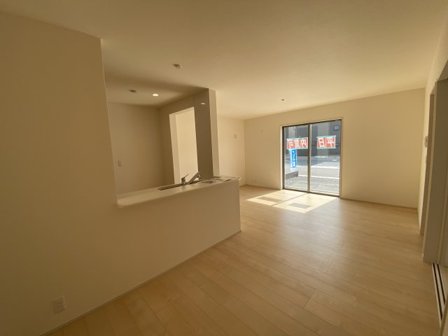 ご予約受付中！お早めに！　【新築建売住宅】　いわき市小名浜燈籠原　全10棟　3号棟の居間・リビング|◆リビングの写真です◆　ホームパーティーも盛り上がりそうなおしゃれなリビング♪　広いリビングで快適に、ゆったりと過ごせますね♪