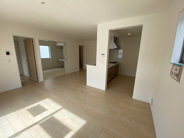 ご予約受付中！お早めに！　【新築建売住宅】　いわき市小名浜燈籠原　全10棟　3号棟の居間・リビング|◆リビング写真です◆木の温もりがやさしいフローリングは安らぎをもたらすプライベート空間♪大きな窓のあるリビングは、陽光あふれる明るく居心地も良くご家族皆がゆったり寛げる憩いの空間となりそうです
