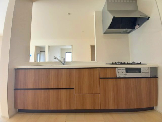 ご予約受付中！お早めに！　【新築建売住宅】　いわき市小名浜燈籠原　全10棟　3号棟のキッチン|◆キッチンの写真です◆　デザイン性と機能性を兼ね備えたキッチンです。　対面式キッチンは、家族の会話が途切れませんね♪