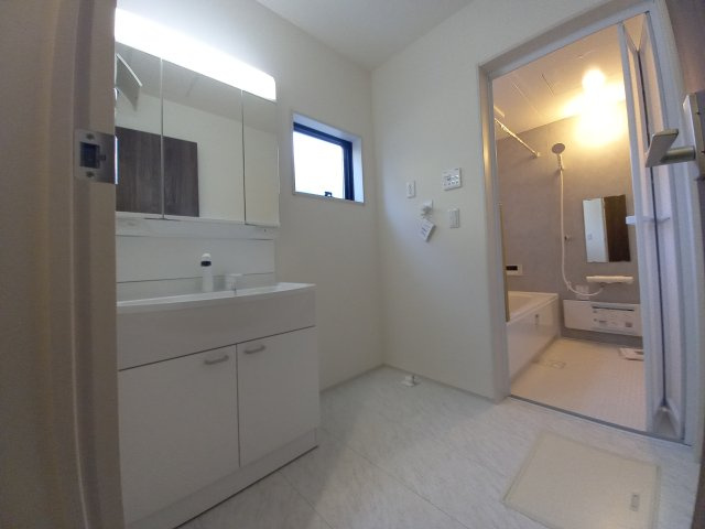 【いわき市平下川原　全２棟／2号棟】　◇◆＼期間限定キャンペーン開催♪／◇◆の独立洗面台|◆洗面所の写真です◆　洗面台は朝をすっきりさせてくれる空間としては大切な空間です。バタバタしている忙しい朝でも収納が多い洗面台では短い時間で効率良く支度ができます。