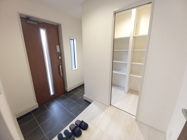 【いわき市平下川原　全２棟／2号棟】　◇◆＼期間限定キャンペーン開催♪／◇◆の玄関|収納もある玄関です