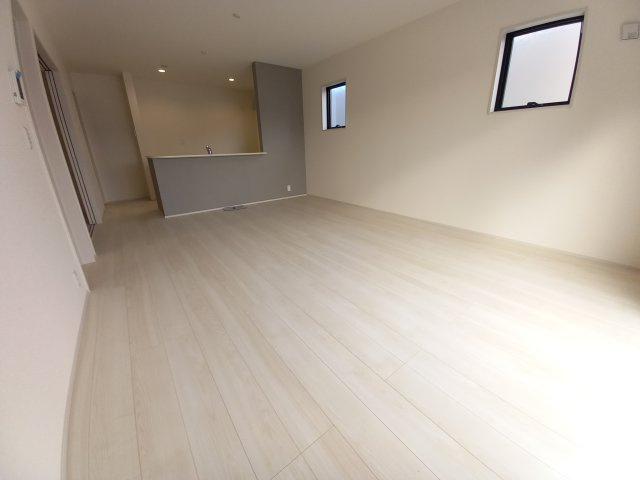 【いわき市平下川原　全２棟／2号棟】　◇◆＼期間限定キャンペーン開催♪／◇◆の居間・リビング|◆リビング写真です◆木の温もりがやさしいフローリングは安らぎをもたらすプライベート空間♪大きな窓のあるリビングは、陽光あふれる明るく居心地も良くご家族皆がゆったり寛げる憩いの空間となりそうです
