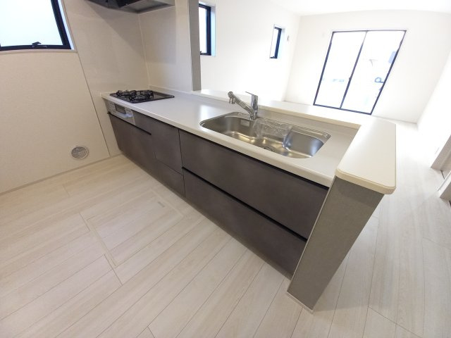 【いわき市平下川原　全２棟／2号棟】　◇◆＼期間限定キャンペーン開催♪／◇◆のキッチン|◆キッチンの写真です◆　デザイン性と機能性を兼ね備えたキッチンです。　対面式キッチンは、家族の会話が途切れませんね♪