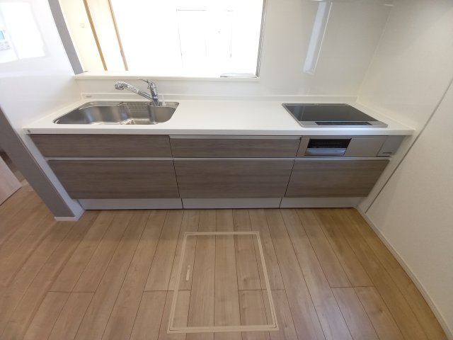 【いわき市仁井田町　全3棟　1号棟】　●新生活応援キャンペーン実施中●のキッチン|同施工：キッチンの写真です。　とにかくものが多くなりがちなキッチン空間。システムキッチンは見た目スッキリなのに収納力たっぷりです♪さらに床下収納もあります。