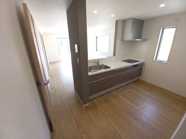 【いわき市仁井田町　全3棟　1号棟】　●新生活応援キャンペーン実施中●のキッチン|同施工：システムキッチンは見た目スッキリなのに収納力たっぷりです♪さらに床下収納もあります。　また、リビングの様子を見ながらお料理出来ます。